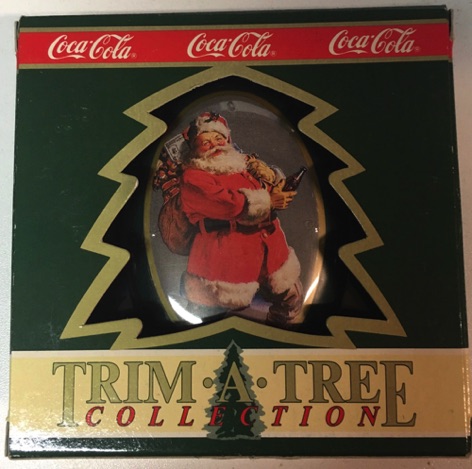 45131-2 € 10,00 coca cola ornament blikje kerstman met rugzak (1x zonder doosje)